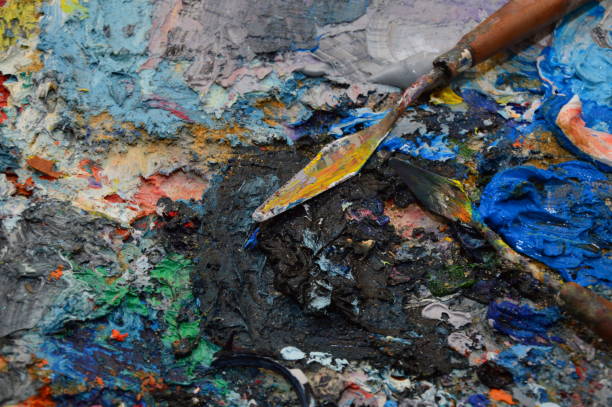 istock Zoom on a painter's palette in his workshop with tools 1153842137