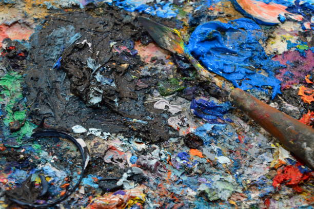 istock Zoom on a painter's palette in his workshop with tools 1153843064