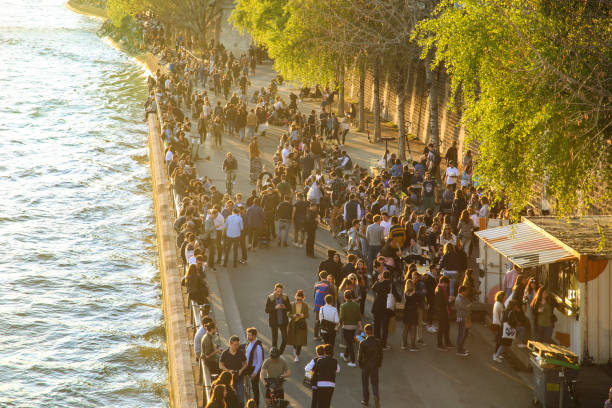 seine riverbank - seine river paris france france famous place imagens e fotografias de stock