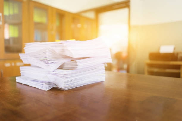 pile de documents d’affaires sur le bureau, pile de papier d’affaires au sujet du document de formulaire de demande demandant l’emploi, enregistrant la réclamation pour l’assurance-maladie sur le lieu de travail du secrétaire, concept de bureau d - giving file document stack photos et images de collection