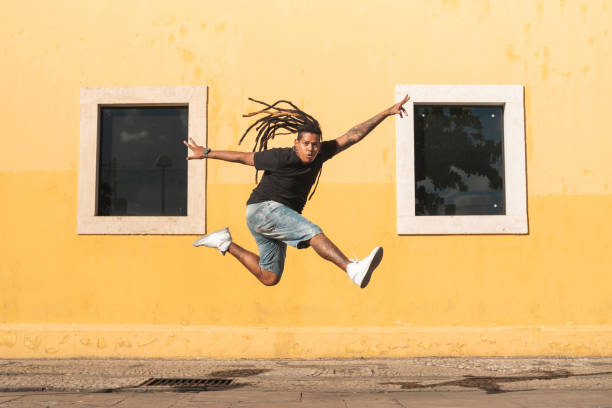 панк человек прыгает на улице - high cool стоковые фото и изображения