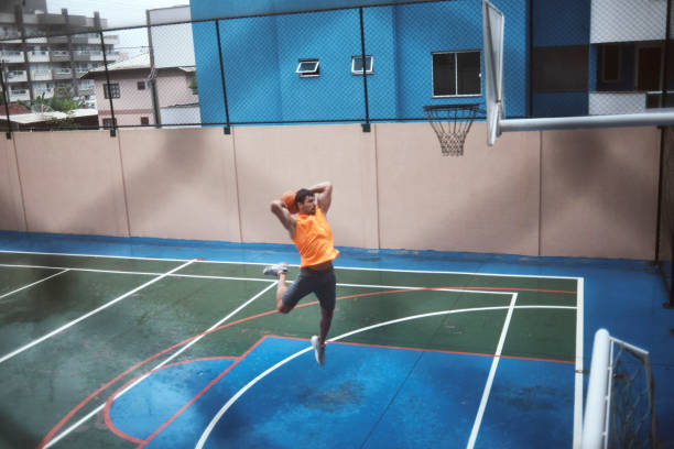 fit young man slam dunking - basketball sport storm star imagens e fotografias de stock