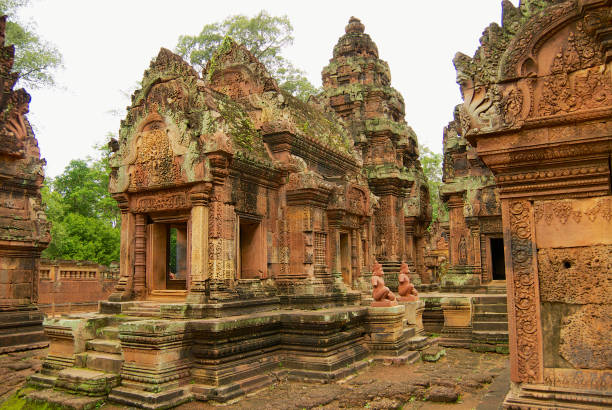 ruínas do templo de banteay srei em siem reap, cambodia. - srei - fotografias e filmes do acervo