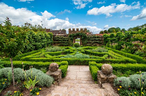 Kenilworth castle Kenilworth castle medieval ruin  English Heritage small court yard garden kenilworth castle stock pictures, royalty-free photos & images