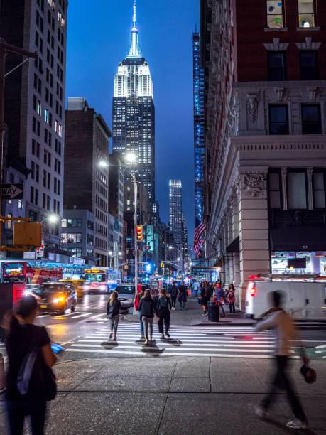 夕暮れに輝くエンパイアステートビルディング - chrysler building ストックフォトと画像