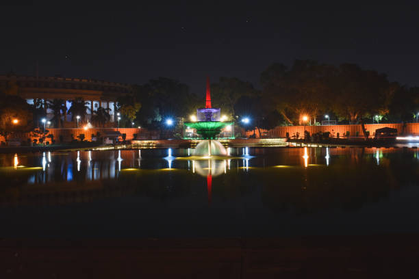 fonte perto do parliament de india durante a noite. - new delhi india night government - fotografias e filmes do acervo