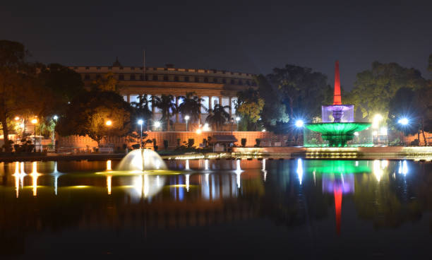 fuente cerca del parlamento de la india durante la noche. - new delhi india night government fotografías e imágenes de stock