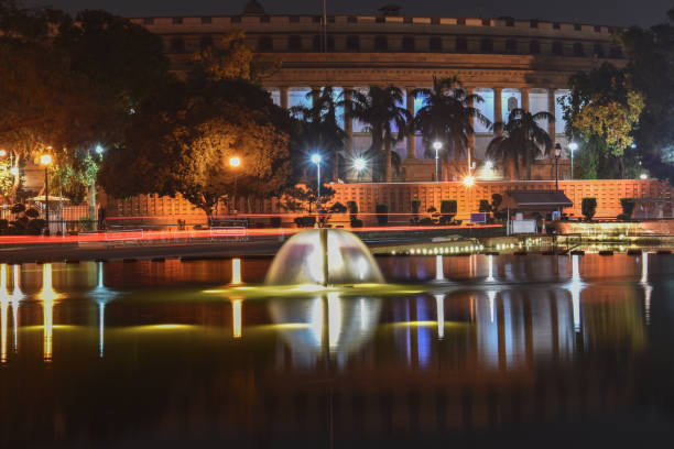 fountain near the parliament of india during night. - new delhi india night government imagens e fotografias de stock