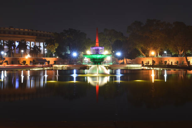 fonte perto do parliament de india durante a noite. - new delhi india night government - fotografias e filmes do acervo