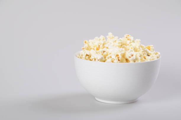 白に分離したポップコーンボウル、クリッピングパスが含まれています。 - popcorn snack bowl corn ストックフォトと画像