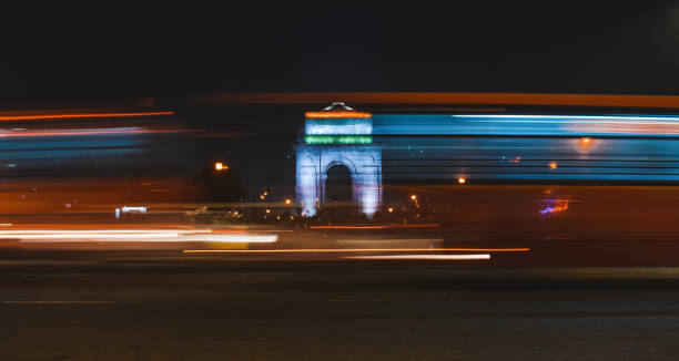 porta de india durante o tempo nocturno. caos durante a noite. - india gate delhi new delhi - fotografias e filmes do acervo