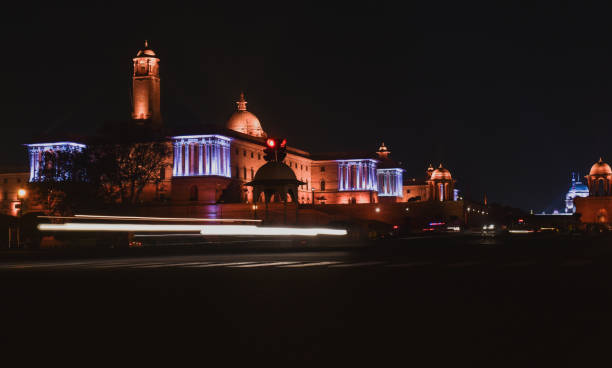 fotos nocturnas de rashtrapati bhavan en nueva delhi, india. - new delhi india night government fotografías e imágenes de stock