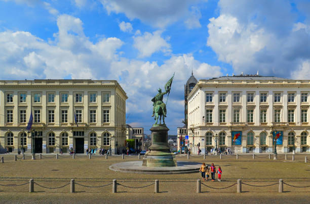 bruxelles, belgio popolo in piazza reale con monumento di goffredo di buglione ed edifici storici sullo sfondo. - brussels belgium arranging majestic foto e immagini stock