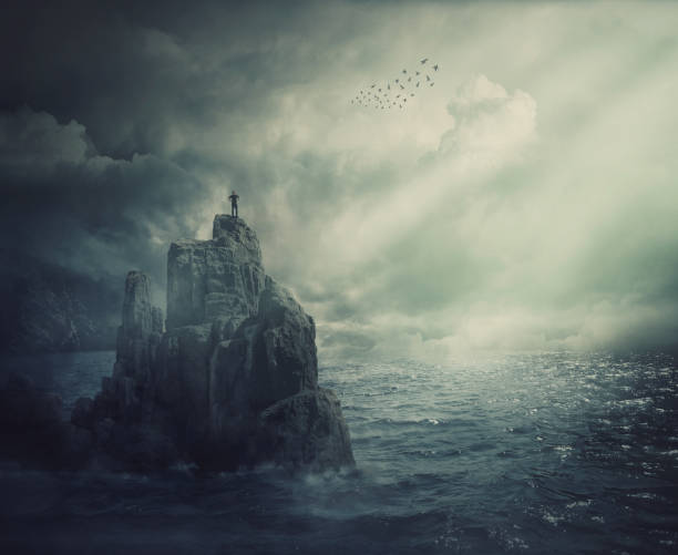 바다에 둘러싸인 절벽 꼭대기에 서 있는 사람 실루엣으로 서 초현실적인 장면. 명상 비유, 역 경을 정복 하 고 도전 개념을 극복. - ocean cliff 뉴스 사진 이미지