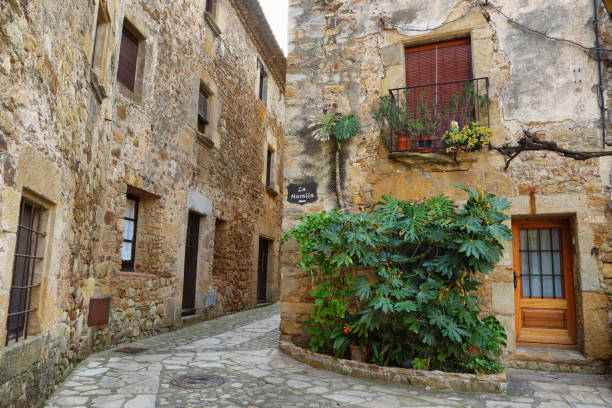 cidade velha de pals em girona, catalonia, spain. - mediterranean countries gerona catalonia spain - fotografias e filmes do acervo