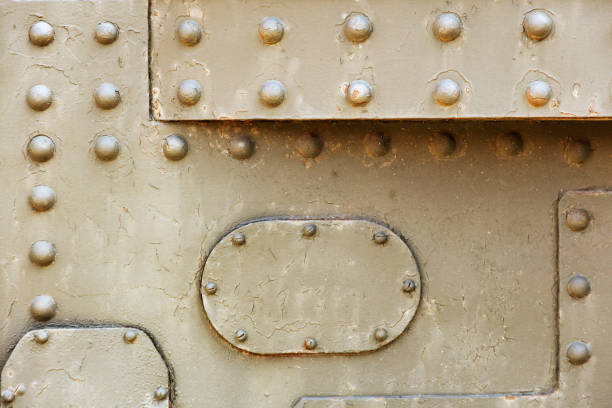 casco blindado de tanque con remaches y conexiones - rust textured rusty industrial ship fotografías e imágenes de stock