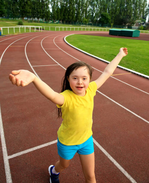 la bambina si diverte allo stadio - track and field stadium foto e immagini stock