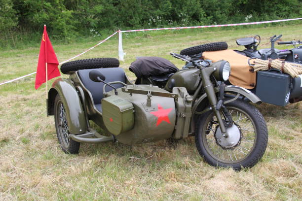 motorrad und sidecar aus dem 2. weltkrieg - sidecar motorcycle past old stock-fotos und bilder