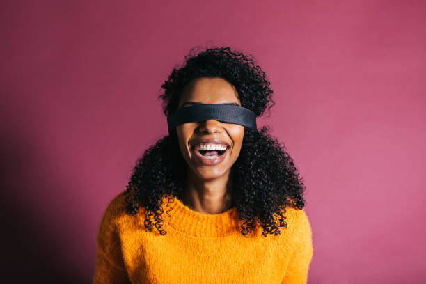 mujer en un colorido fondo - venda de ojos fotografías e imágenes de stock