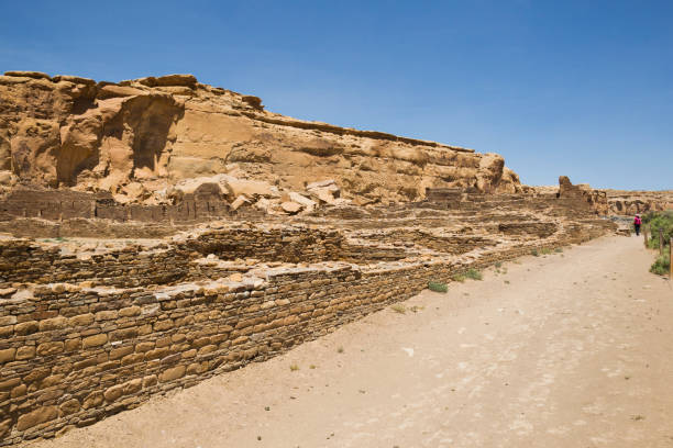 pueblo bonito ruins w: chaco culture national park in new mexico, united states - ancient pueblo peoples zdjęcia i obrazy z banku zdjęć