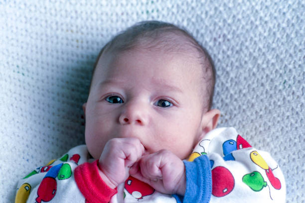 bebé latino lindo bebé acostado en su espalda - bebé fotos fotografías e imágenes de stock