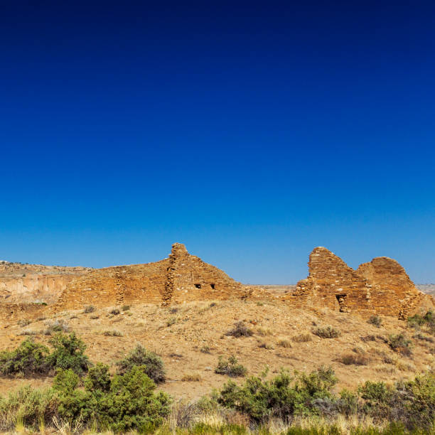 ruines de pueblo del arroyo au parc national de culture de chaco au nouveau-mexique, etats-unis - pueblo del arroyo ruins photos et images de collection