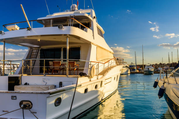 iate luxuoso branco em um porto de mar de hurghada, egipto. porto com os barcos de turista no mar vermelho - beautiful horizontal arabia hurghada - fotografias e filmes do acervo