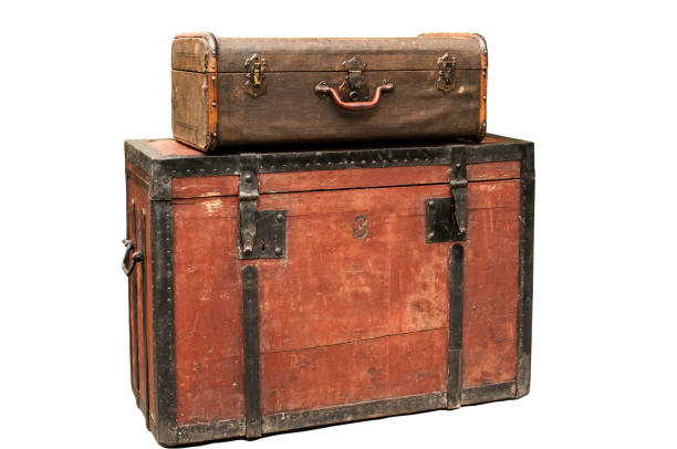 old wooden chest and suitcase - trunk luggage old fashioned retro revival imagens e fotografias de stock