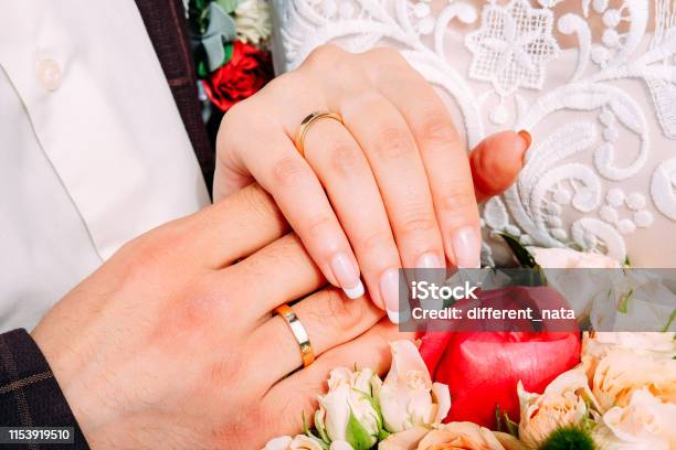 Cặp Vợ Chồng Mới Cưới Nắm Tay Nhau Đeo Nhẫn Cưới Với Móng Tay Cô ...