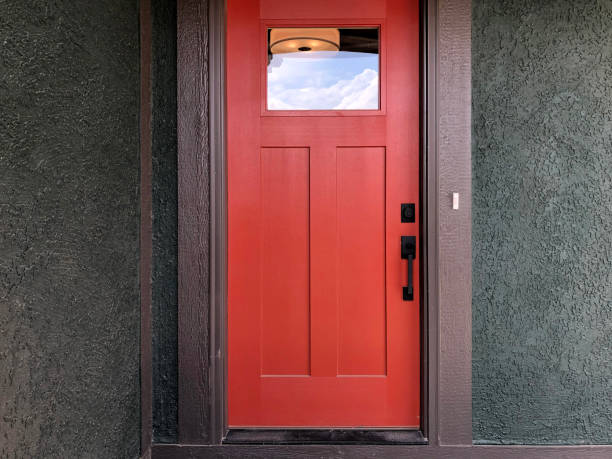 porta d'ingresso rossa - stucco house residential structure selling foto e immagini stock