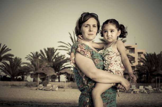 mamma och dotter - iranian girl bildbanksfoton och bilder