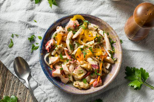 insalata di pesce freddo fatta in casa - prepared shrimp prawn seafood salad foto e immagini stock