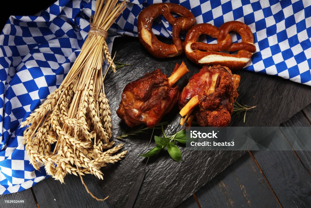 Traditionelle deutsche Küche, Schweinshaxe gerösteten Schinkenhock und Brezeln - Lizenzfrei Speisen Stock-Foto