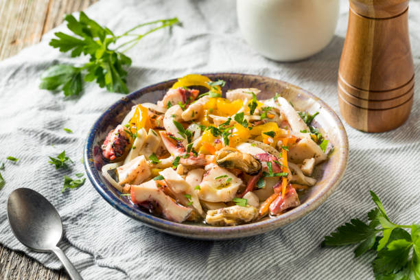 domowa sałatka z zimnych owoców morza - prepared shrimp prawn seafood salad zdjęcia i obrazy z banku zdjęć