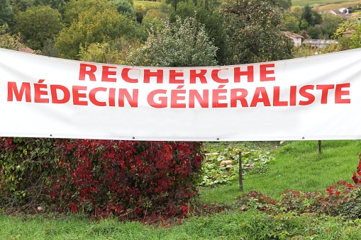 La búsqueda de un médico general o un doctor en una bandera en Francia photo