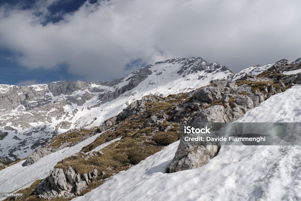 Cima della montagna Grigna Settentrionale coperta di neve - Foto stock royalty-free di Alpi