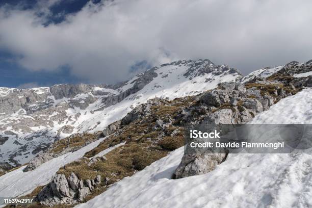 Cima Della Montagna Grigna Settentrionale Coperta Di Neve - Fotografie stock e altre immagini di Alpi