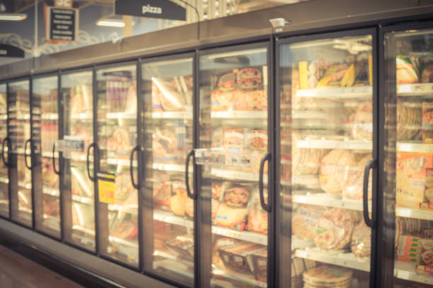 unscharfe tiefkühlpizza im gefrierschrank im amerikanischen supermarkt - gefrierkost stock-fotos und bilder