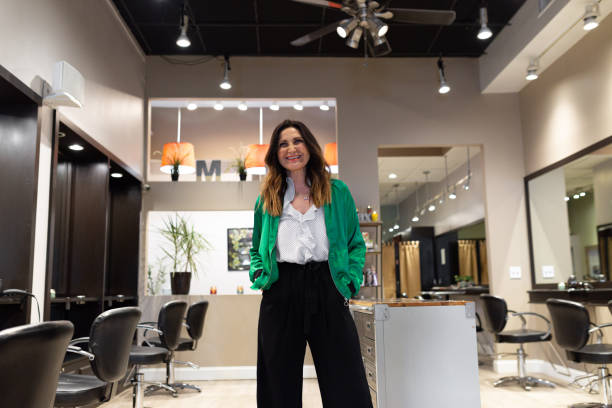 erfolgreicher geschäftsinhaber, der in einem friseursalon arbeitet - owner hair salon beauty spa female stock-fotos und bilder