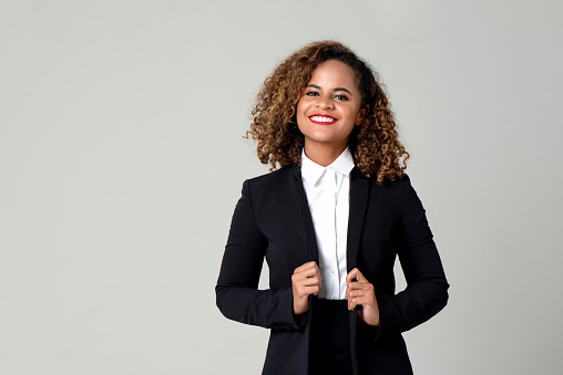 Feliz sonriente mujer afroamericana en vestimenta formal de negocios photo