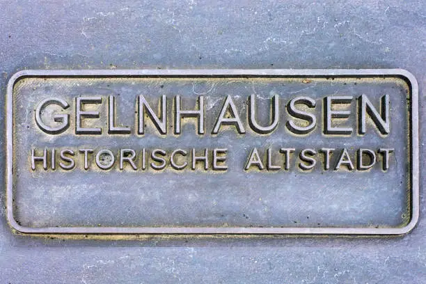 Stone tablet with the lettering: Gelnhausen, Historische Altstadt (historical old town)