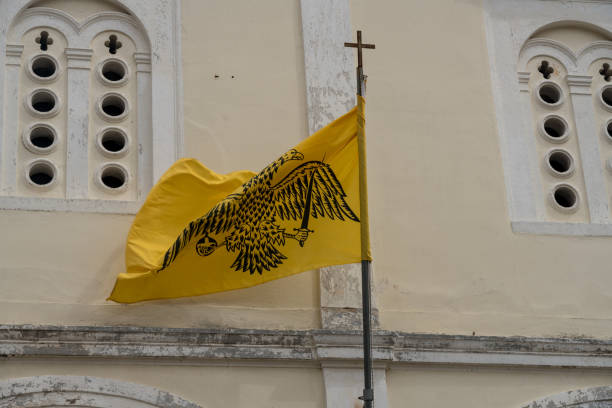 bandiera della chiesa di san giorgio nel centro storico di nafplio - st george flag architecture famous place foto e immagini stock