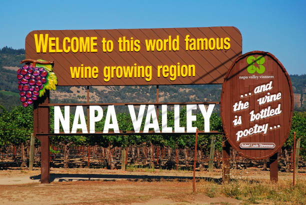 добро пожаловать в долину напа - napa valley vineyard sign welcome sign стоковые фото и изображения