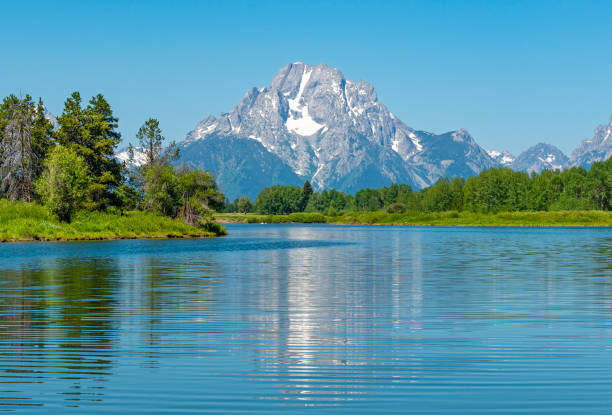 reflexão grande dos picos de teton, wyoming - nature reflection grand teton teton range - fotografias e filmes do acervo