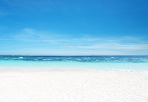 Playa de arena vacía y mar con fondo de cielo despejado photo