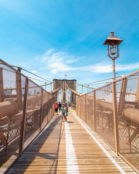 brooklyn bridge in new york city, pedestrian line - connection usa brooklyn bridge business imagens e fotografias de stock