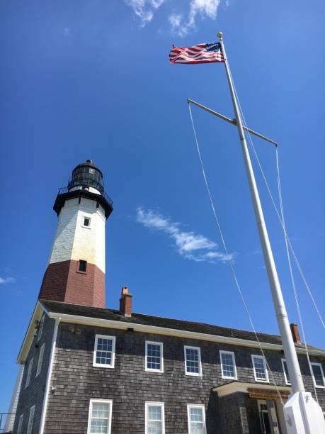 o farol de montauk em montauk, ny. - the hamptons long island lighthouse - fotografias e filmes do acervo