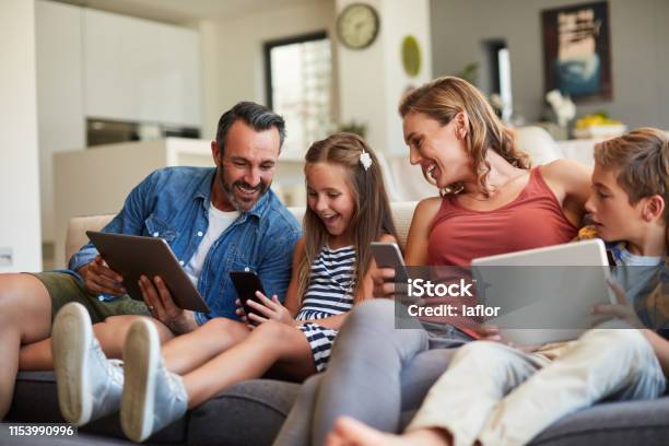 Familienspaß Für Die Intelligente Generation Stockfoto und mehr Bilder von Familie - Familie, Internet, Das Leben zu Hause