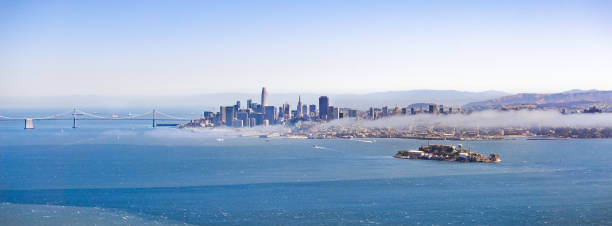 vista panoramica dello skyline di san francisco e dell'isola di alcatraz in una giornata di sole, california - alcatraz island tourism san francisco bay area san francisco county foto e immagini stock