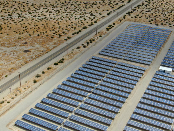 パームスプリングカリフォルニアの熱い乾燥砂漠で本物のエネルギー農場の空中ビューソーラーパネルを備えています - solarpanel ストックフォトと画像